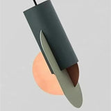 Suspension géométrique tricolore au design sculptural