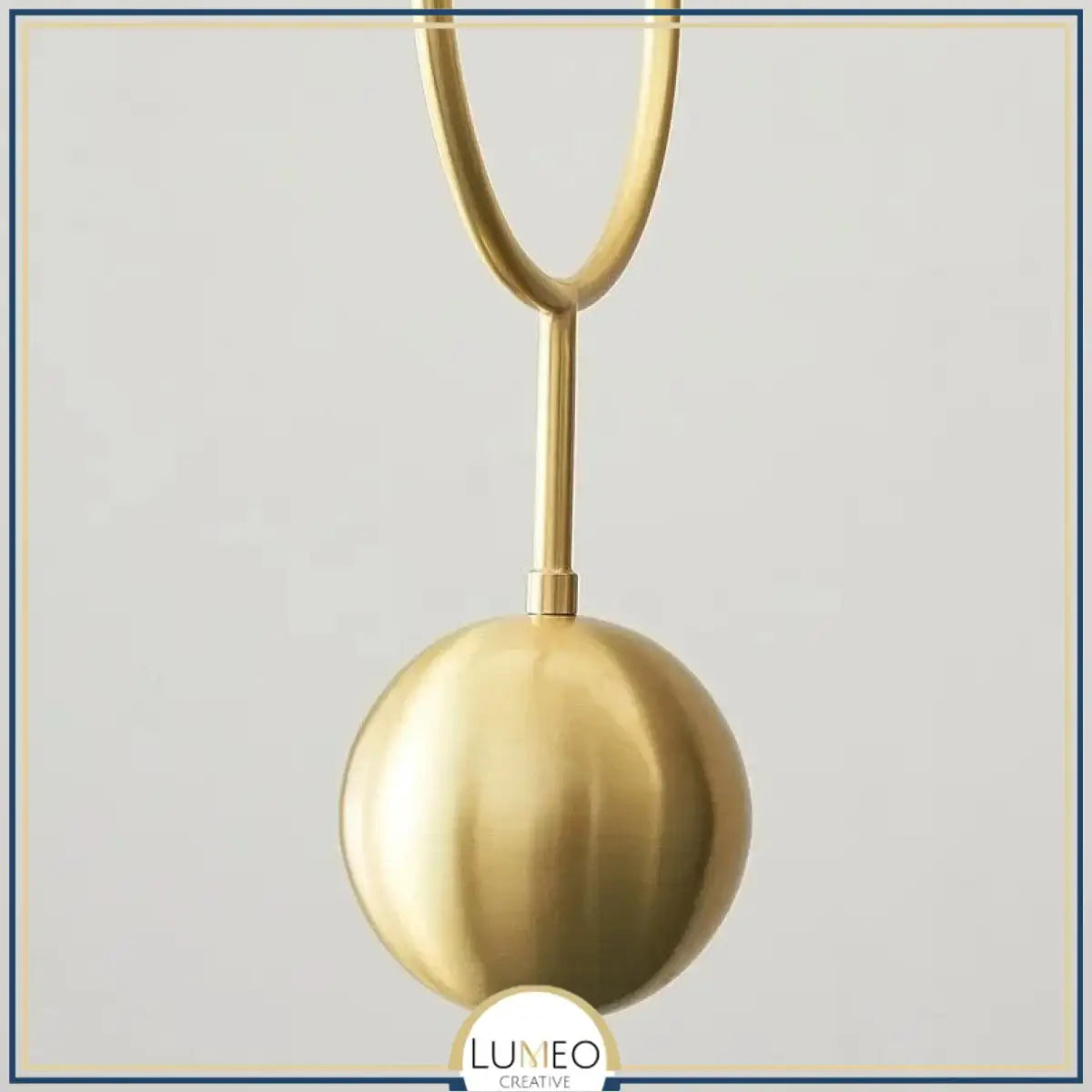 Lustre doré orné de perles en verre opalin | Luminaire chic