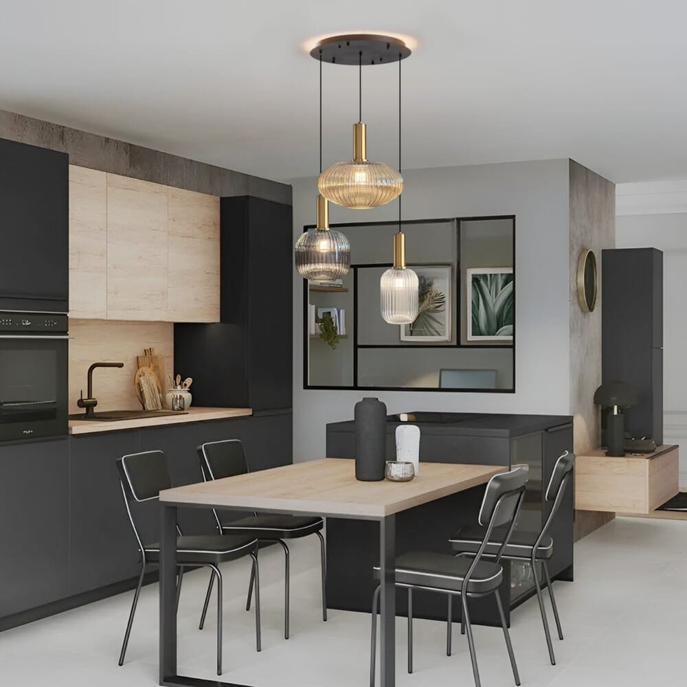 Lustre en verre 3 lampes dans une cuisine moderne. 3 suspensions