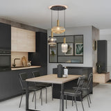 Lustre en verre 3 lampes dans une cuisine moderne. 3 suspensions