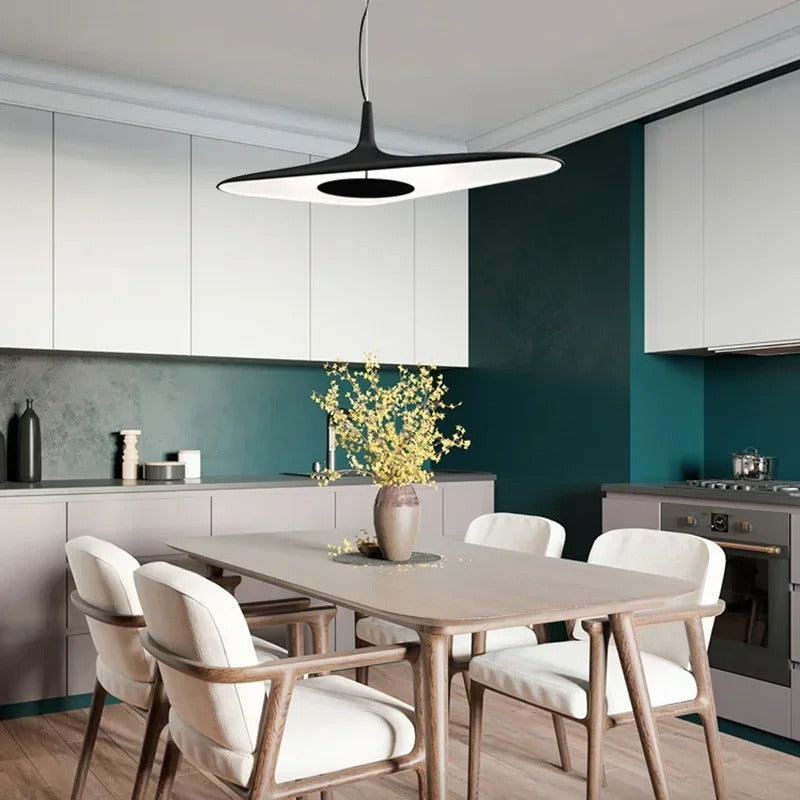 Suspension noire ou blanche au design avant gardiste