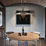 Suspension noire ou blanche au design avant gardiste