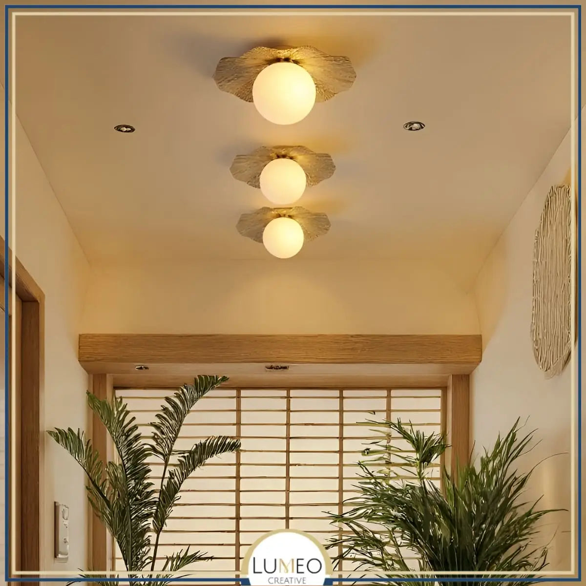 Plafonnier en cuivre et boule de verre opalin | Plafonnier lotus