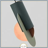 Suspension géométrique tricolore au design sculptural