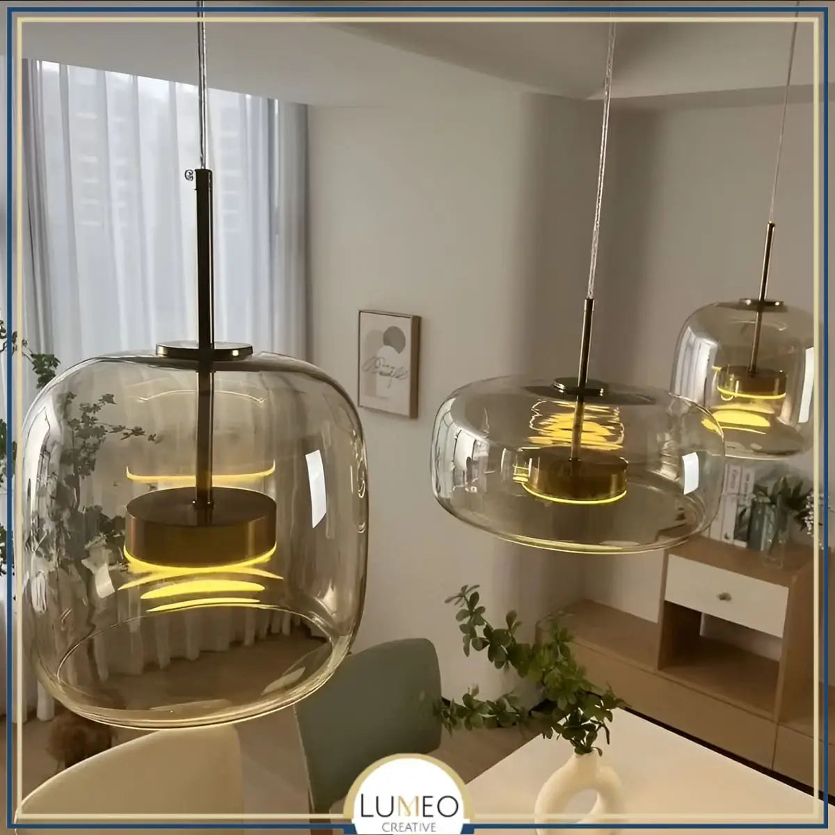 suspension en verre transparent au design moderne et a led pour salon et salle a manger par lumeo creative