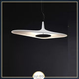 Suspension noire ou blanche au design avant gardiste