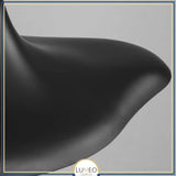 Suspension noire ou blanche au design avant gardiste