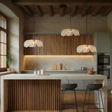 suspension déportée et excentrée fleur en tissu style wabi sabi et scandinave pour ilot de cuisine moderne